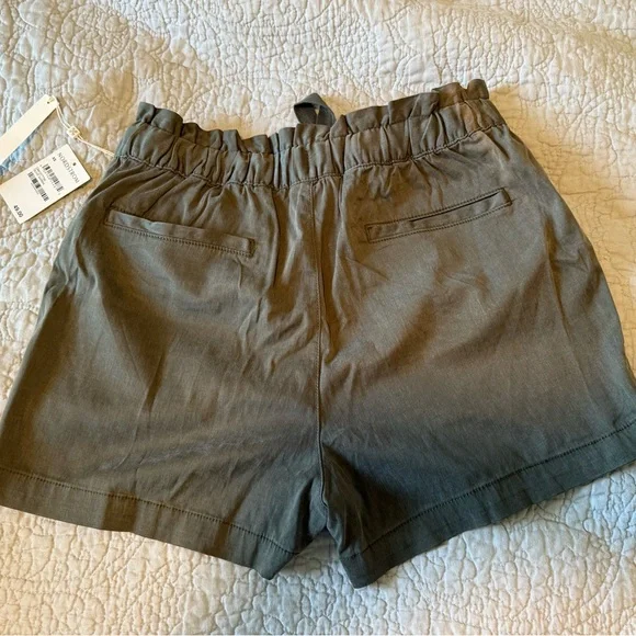 NWT Caslon Khaki Women Shorts - Picture 2 of 4